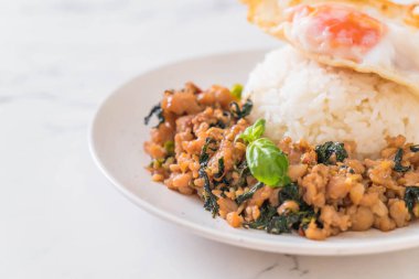 fesleğen pilav ve kızarmış yumurta ile tavada kızartılmış domuz eti