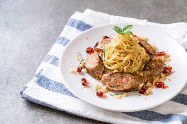 Sai Aua (Notrhern Tay baharatlı sucuk ile tavada kızartılmış spagetti)