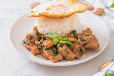 fesleğen pilav ve kızarmış yumurta ile tavada kızartılmış domuz eti