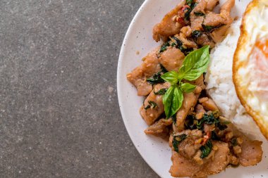 fesleğen pilav ve kızarmış yumurta ile tavada kızartılmış domuz eti