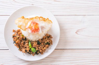 fesleğen pilav ve kızarmış yumurta ile tavada kızartılmış domuz eti