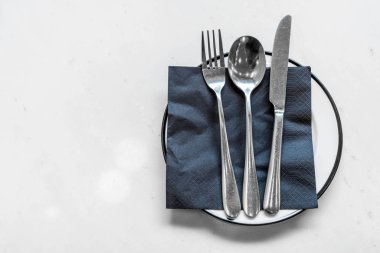 bıçak kaşık ve çatal masada boş levha