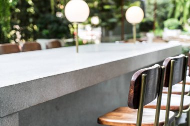 açık bar üzerinde boş sandalye