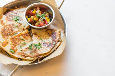 Quesadilla İtalyan sosis