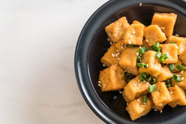 Kızarmış Tofu susam bir kase