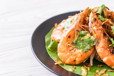 Sarımsaklı kızarmış karides.