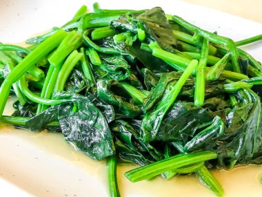 plaka üzerinde kızarmış ıspanak