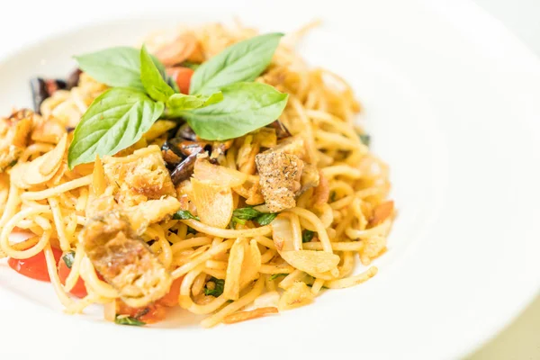 Tavada kızartılmış spagetti ve kurutulmuş gurami