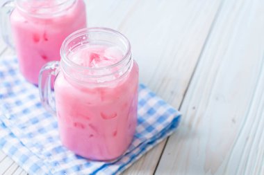 pembe çilek milkshake
