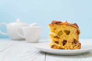 badem ile kuru üzüm Ekmek pasta