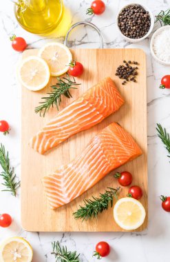 Limon domates Biberiye Biber ve tuz ile Çiğ somon fileto 