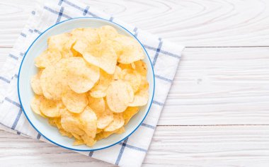 patates cipsi plaka üzerinde