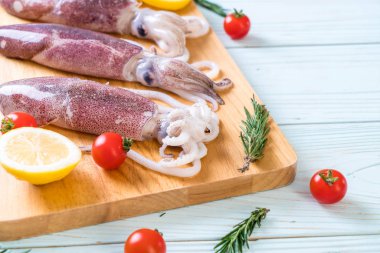 taze ahtapot veya mürekkep ahşap tahta üzerinde ham