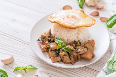 fesleğen pilav ve kızarmış yumurta ile tavada kızartılmış domuz eti