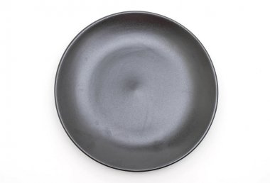 siyah plaka ve beyaz arka plan üzerinde izole kase