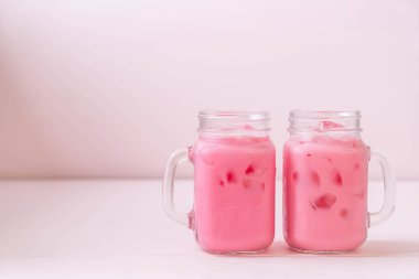 pembe çilek milkshake
