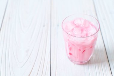 pembe çilek milkshake