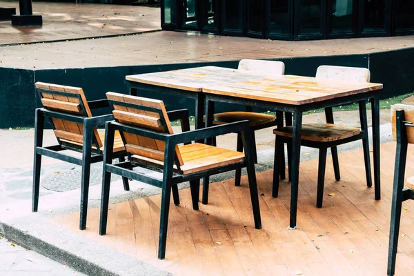 Mesa de madera vacía y silla en el restaurante al aire libre — Foto de Stock