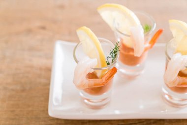 Karides kokteyl sosu ile