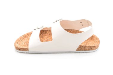Beyaz arka plan üzerinde unisex deri sandalet