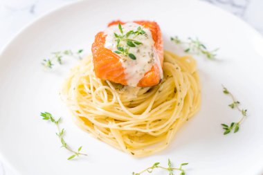 Kızarmış som balığı spagetti