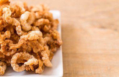 Kızarmış domuz eti rince ya da domuz eti aperatif Kuzey Tayland yeşil biber D ile