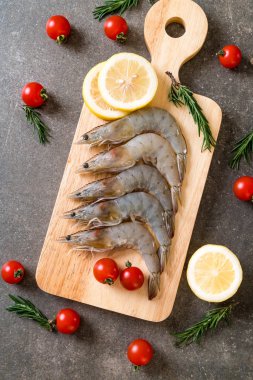 Tahtada çiğ karides ya da karides.