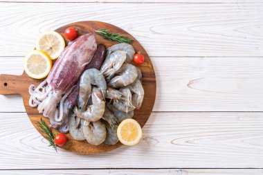 taze deniz ürünleri ham (karides, mürekkep) ahşap tahta üzerinde 