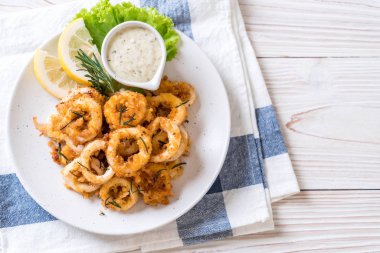 Kızarmış squids ve soslu ahtapot (kalamar)