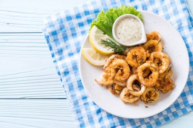 Kızarmış squids ve soslu ahtapot (kalamar)