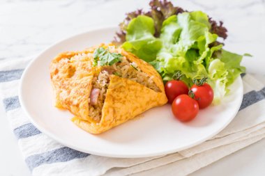 Bir omlet kaydırma aromalı Fried Rice