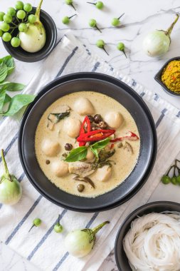 Balık topu ile yeşil köri