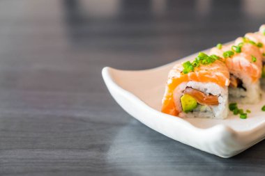 Izgara somon suşi roll