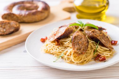 Sai Aua (Notrhern Tay baharatlı sucuk ile tavada kızartılmış spagetti)