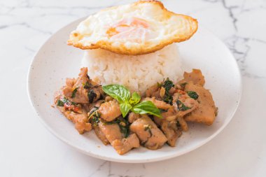 fesleğen pilav ve kızarmış yumurta ile tavada kızartılmış domuz eti