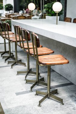 açık bar üzerinde boş sandalye