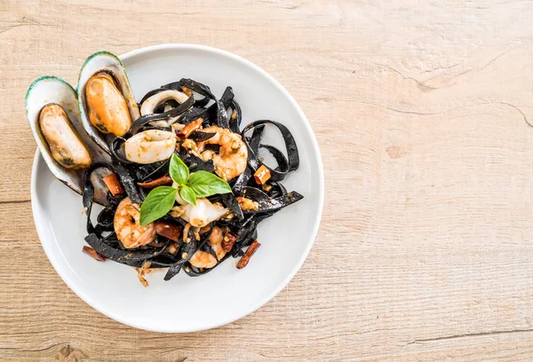 Espagueti negro o pasta con mariscos — Foto de Stock