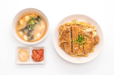 Kızarmış domuz pirzola tabağı (Katsudon)