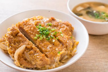 Kızarmış domuz pirzola tabağı (Katsudon)