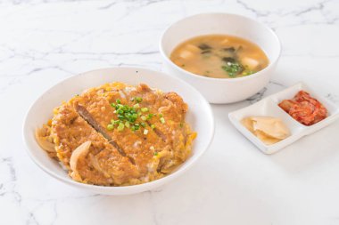 Kızarmış domuz pirzola tabağı (Katsudon)