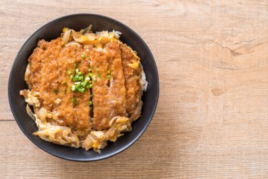 Kızarmış domuz pirzola tabağı (Katsudon)