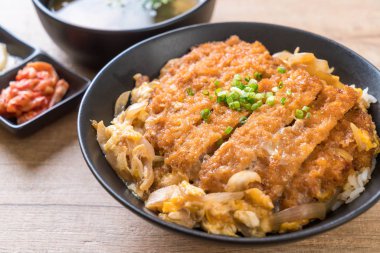 Kızarmış domuz pirzola tabağı (Katsudon)