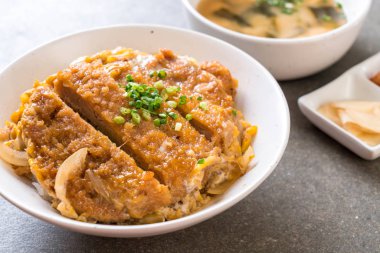 Kızarmış domuz pirzola tabağı (Katsudon)