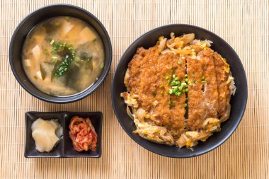 Kızarmış domuz pirzola tabağı (Katsudon)