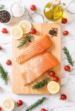 Limon domates Biberiye Biber ve tuz ile Çiğ somon fileto 