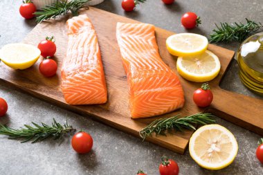 Limon domates Biberiye Biber ve tuz ile Çiğ somon fileto 