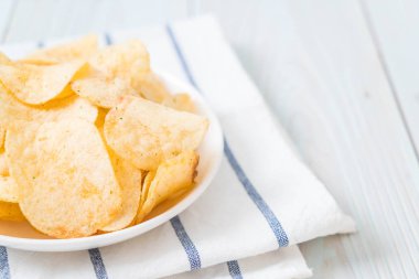 patates cipsi plaka üzerinde