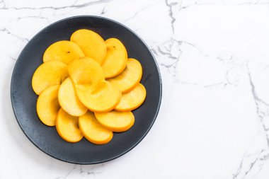 Trabzon hurması tabağa dilimlenmiş