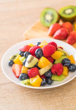 karışık taze meyve (çilek, ahududu, yaban mersini, kivi, mang