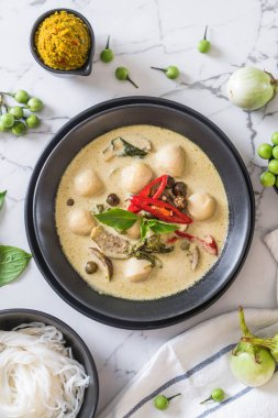 Balık topu ile yeşil köri